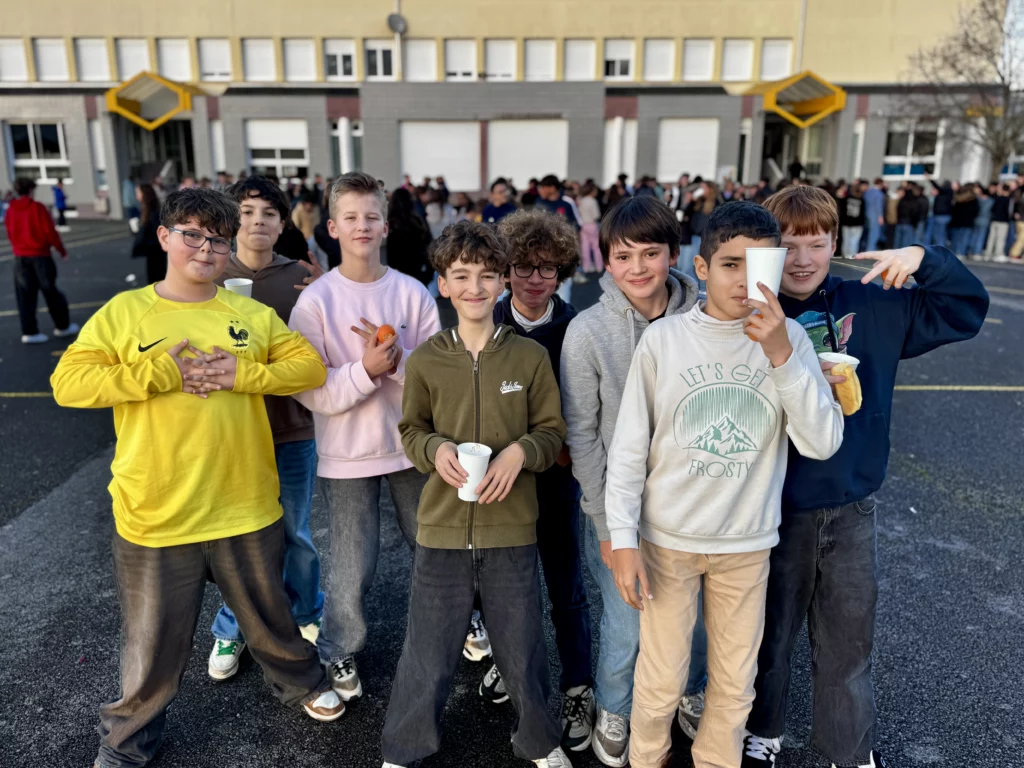 Groupe d'élèves dans la cour