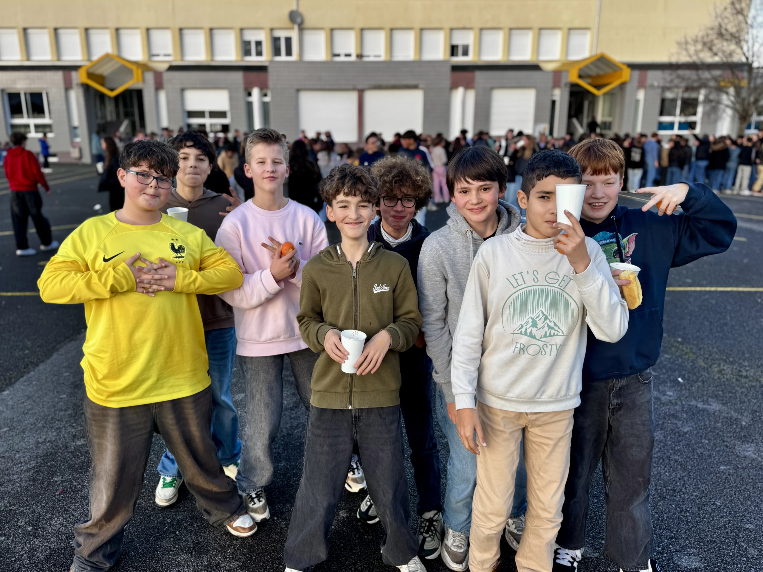 Groupe d'élèves dans la cour