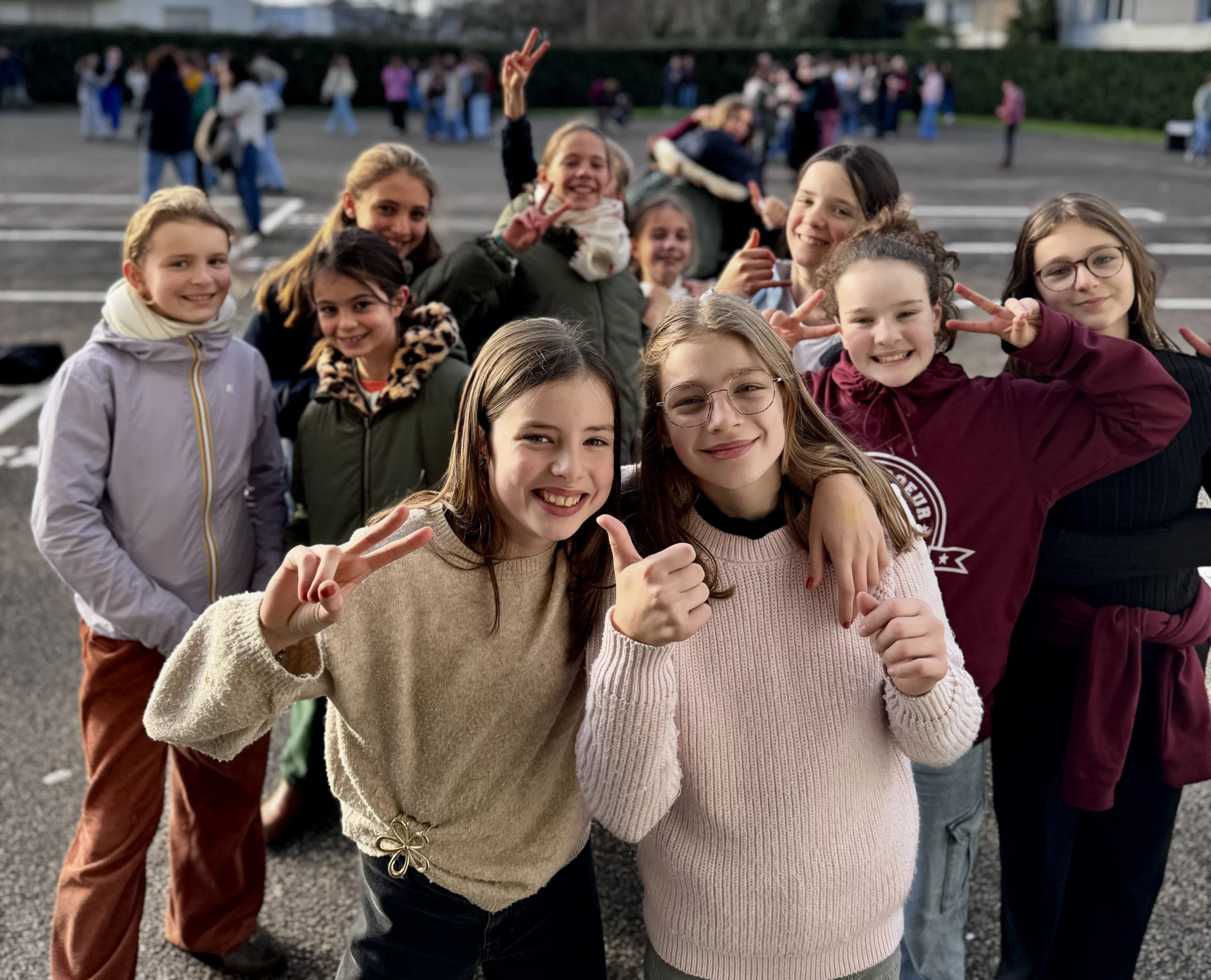 Groupe d'élèves dans la cour